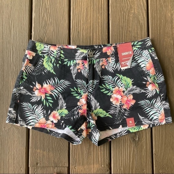 Arizona Juniors Black Floral Shorts - Picture 1 of 4